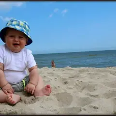 Gdzie nad morze z rocznym dzieckiem? Najlepsze miejsca i porady dla rodziców