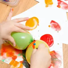 Zajęcia sensoryczne dla dzieci – co to jest i jak je prowadzić?