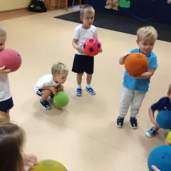 Proste i skuteczne zabawy integracyjne z piłką dla każdej grupy – sprawdź pomysły!