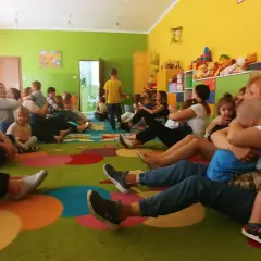 Proste zabawy integracyjne z rodzicami w przedszkolu – buduj relacje i dobrą atmosferę