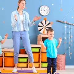Ile zarabia opiekunka do 3 dzieci? Zaskakujące fakty o wynagrodzeniach