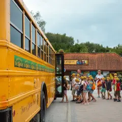 Co powinna robić opiekunka w autobusie, aby zapewnić bezpieczeństwo dzieci?