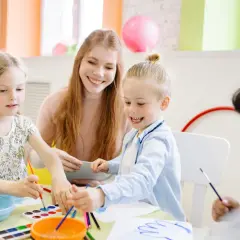 Ile naprawdę zarabia nauczyciel wspomagający w przedszkolu? Sprawdź fakty!