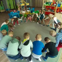 Zabawy integracyjne w przedszkolu – proste pomysły na budowanie relacji w grupie