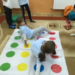 Najlepsze zabawy integracyjne dla klas 4-6, które zbudują zgraną grupę