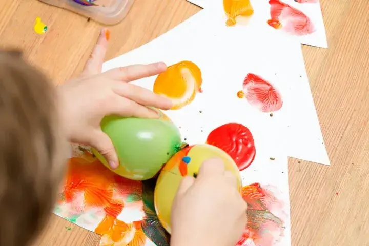 Zajęcia sensoryczne dla dzieci – co to jest i jak je prowadzić?