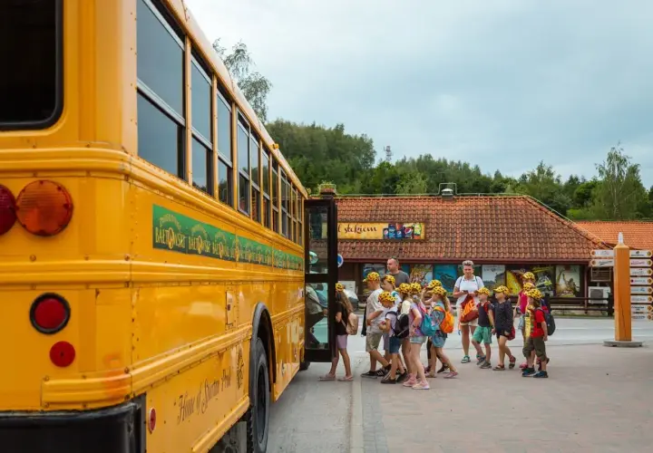 Co powinna robić opiekunka w autobusie, aby zapewnić bezpieczeństwo dzieci?