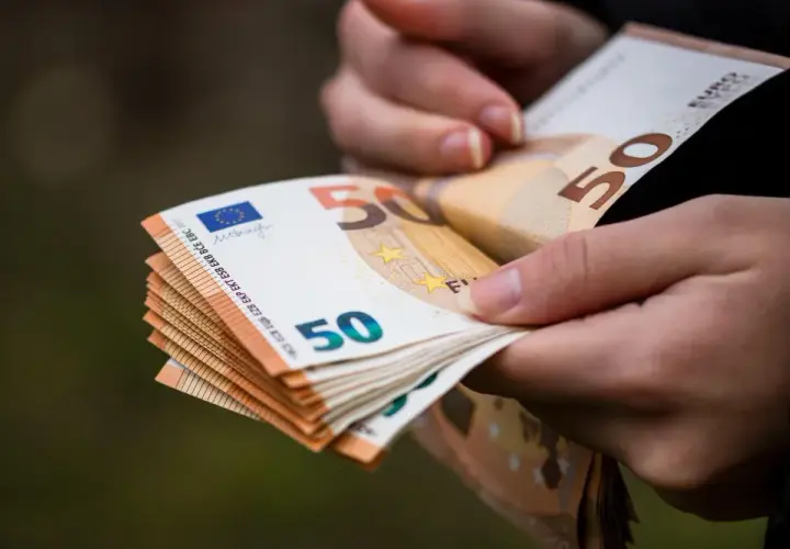 Ile zarabia opiekunka środowiskowa? Zaskakujące fakty o wynagrodzeniu