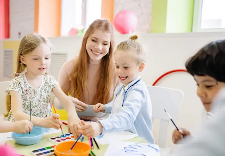 Ile naprawdę zarabia nauczyciel wspomagający w przedszkolu? Sprawdź fakty!