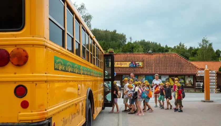Co powinna robić opiekunka w autobusie, aby zapewnić bezpieczeństwo dzieci?