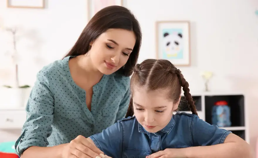 Nauczyciel wspomagający w przedszkolu: ile godzin pracy i jakie obowiązki?