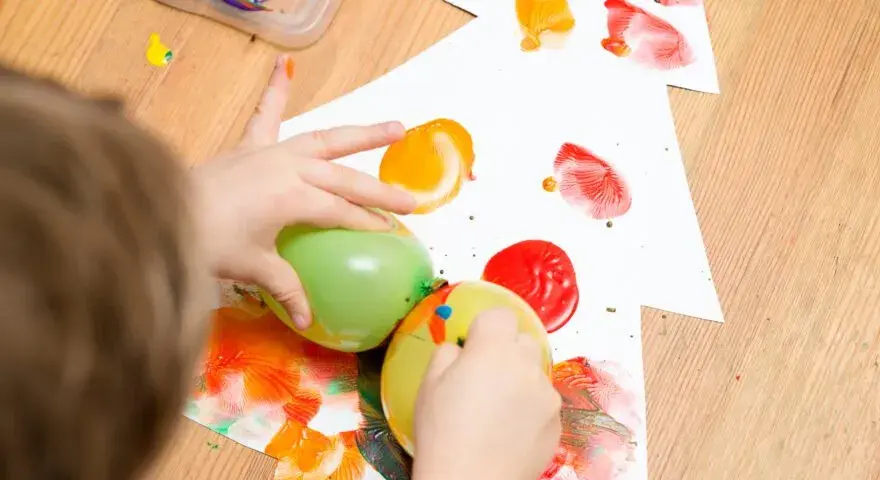 Zajęcia sensoryczne dla dzieci – co to jest i jak je prowadzić?