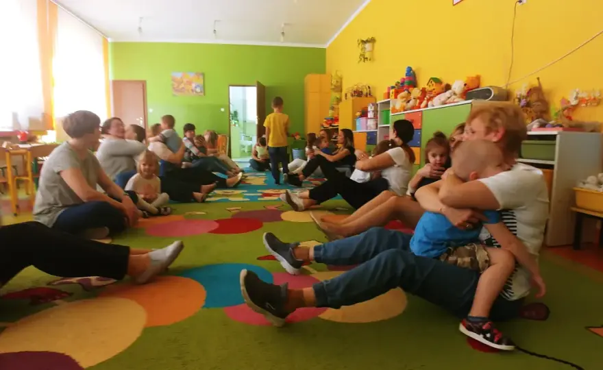 Proste zabawy integracyjne z rodzicami w przedszkolu – buduj relacje i dobrą atmosferę