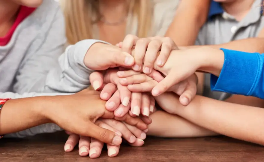 Kreatywne zabawy integracyjne dla dzieci – proste pomysły na budowanie relacji w grupie