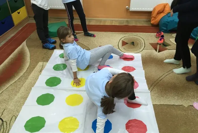 Najlepsze zabawy integracyjne dla klas 4-6, które zbudują zgraną grupę