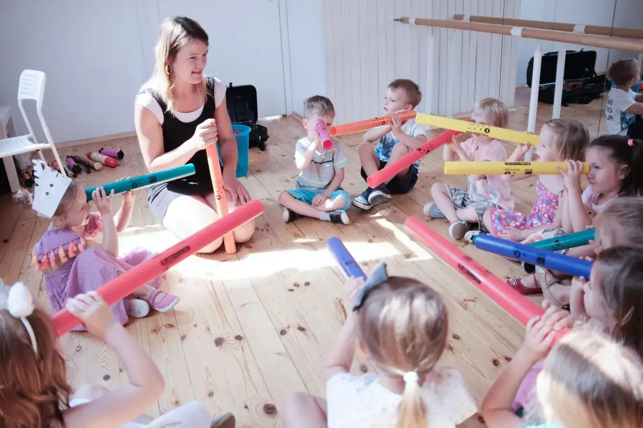 Zdjęcie Instrumenty muzyczne na których grają dzieci w przedszkolu – najlepsze wybory
